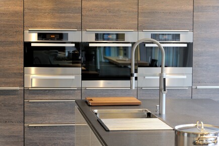 Für glänzende Akzente in der Holzfront sorgt dieses Einbaugeräte-Trio. Für glänzende Akzente in der Holzfront sorgt dieses Einbaugeräte-Trio.